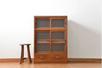 レトロ家具　アンティーク レトロなデザインの小振りな食器棚(収納棚、キャビネット)