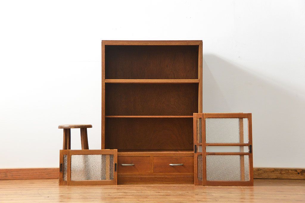 レトロ家具　アンティーク レトロなデザインの小振りな食器棚(収納棚、キャビネット)