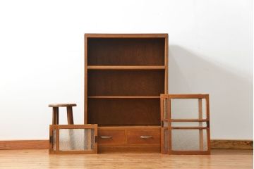 レトロ家具　アンティーク レトロなデザインの小振りな食器棚(収納棚、キャビネット)