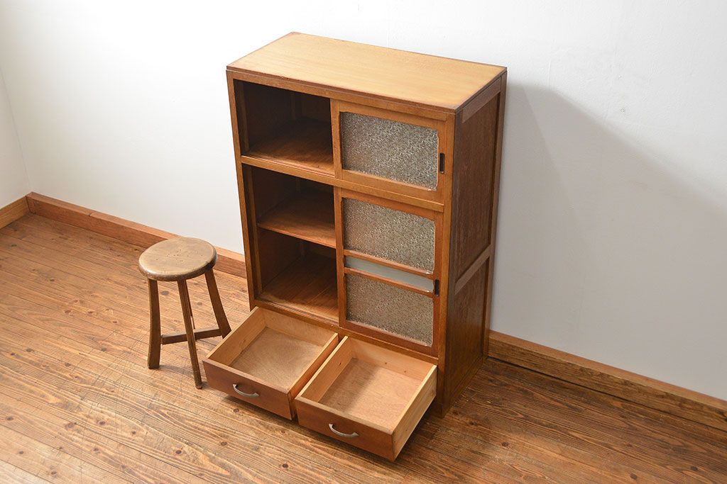 レトロ家具　アンティーク レトロなデザインの小振りな食器棚(収納棚、キャビネット)