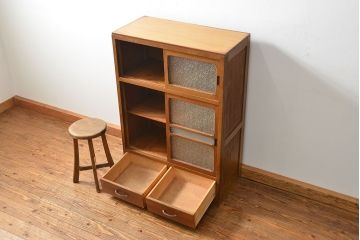 レトロ家具　アンティーク レトロなデザインの小振りな食器棚(収納棚、キャビネット)