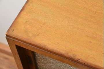 レトロ家具　アンティーク レトロなデザインの小振りな食器棚(収納棚、キャビネット)