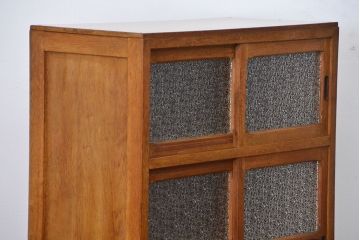 レトロ家具　アンティーク レトロなデザインの小振りな食器棚(収納棚、キャビネット)