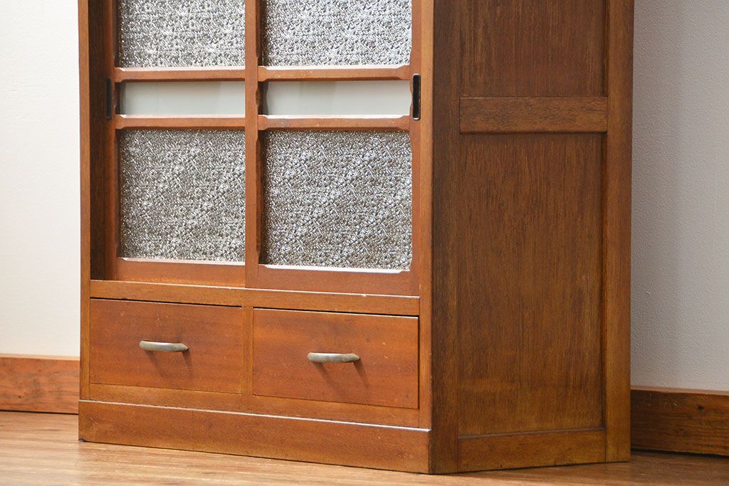 レトロ家具　アンティーク レトロなデザインの小振りな食器棚(収納棚、キャビネット)