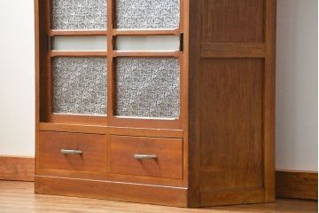 レトロ家具　アンティーク レトロなデザインの小振りな食器棚(収納棚、キャビネット)