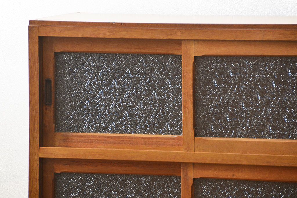 レトロ家具　アンティーク レトロなデザインの小振りな食器棚(収納棚、キャビネット)