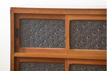 レトロ家具　アンティーク レトロなデザインの小振りな食器棚(収納棚、キャビネット)