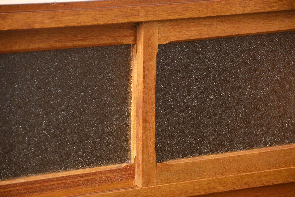 レトロ家具　アンティーク レトロなデザインの小振りな食器棚(収納棚、キャビネット)