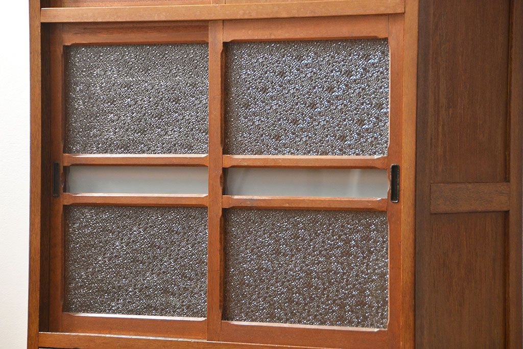 レトロ家具　アンティーク レトロなデザインの小振りな食器棚(収納棚、キャビネット)