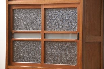 レトロ家具　アンティーク レトロなデザインの小振りな食器棚(収納棚、キャビネット)