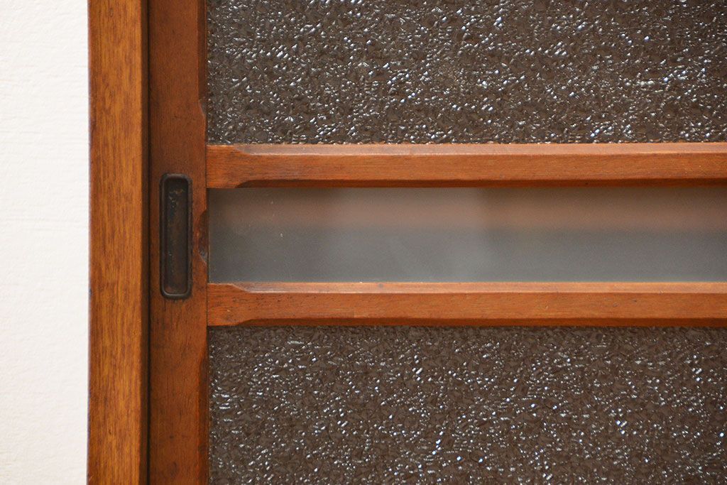 レトロ家具　アンティーク レトロなデザインの小振りな食器棚(収納棚、キャビネット)