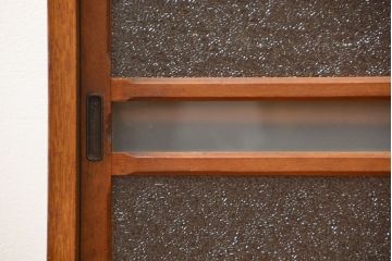 レトロ家具　アンティーク レトロなデザインの小振りな食器棚(収納棚、キャビネット)