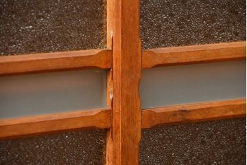 レトロ家具　アンティーク レトロなデザインの小振りな食器棚(収納棚、キャビネット)