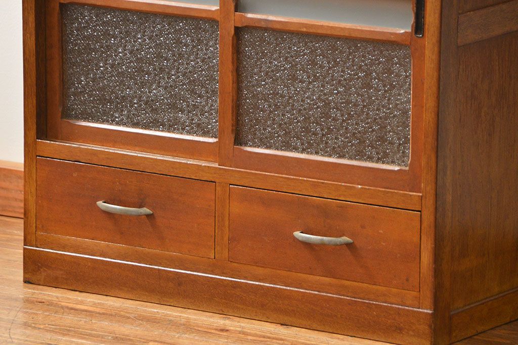 レトロ家具　アンティーク レトロなデザインの小振りな食器棚(収納棚、キャビネット)