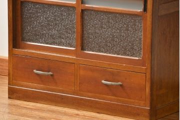 レトロ家具　アンティーク レトロなデザインの小振りな食器棚(収納棚、キャビネット)