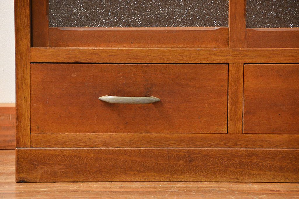 レトロ家具　アンティーク レトロなデザインの小振りな食器棚(収納棚、キャビネット)