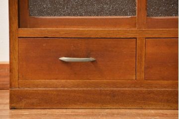 レトロ家具　アンティーク レトロなデザインの小振りな食器棚(収納棚、キャビネット)