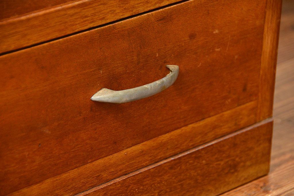 レトロ家具　アンティーク レトロなデザインの小振りな食器棚(収納棚、キャビネット)