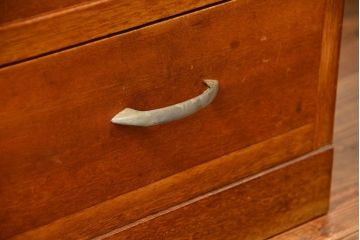 レトロ家具　アンティーク レトロなデザインの小振りな食器棚(収納棚、キャビネット)