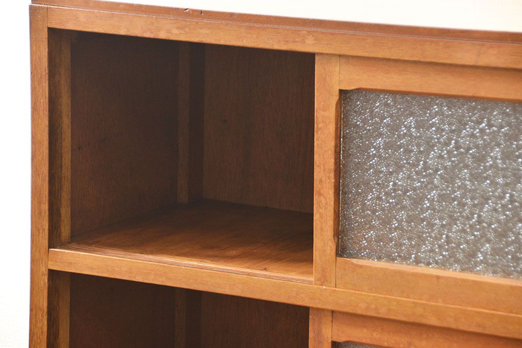 レトロ家具　アンティーク レトロなデザインの小振りな食器棚(収納棚、キャビネット)