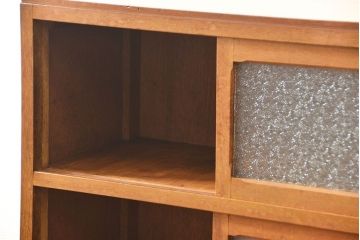 レトロ家具　アンティーク レトロなデザインの小振りな食器棚(収納棚、キャビネット)