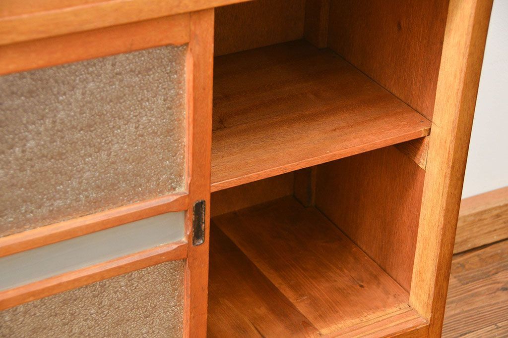 レトロ家具　アンティーク レトロなデザインの小振りな食器棚(収納棚、キャビネット)