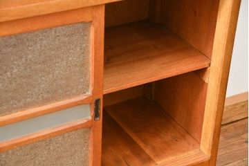 レトロ家具　アンティーク レトロなデザインの小振りな食器棚(収納棚、キャビネット)