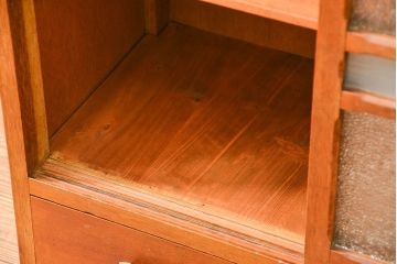 レトロ家具　アンティーク レトロなデザインの小振りな食器棚(収納棚、キャビネット)