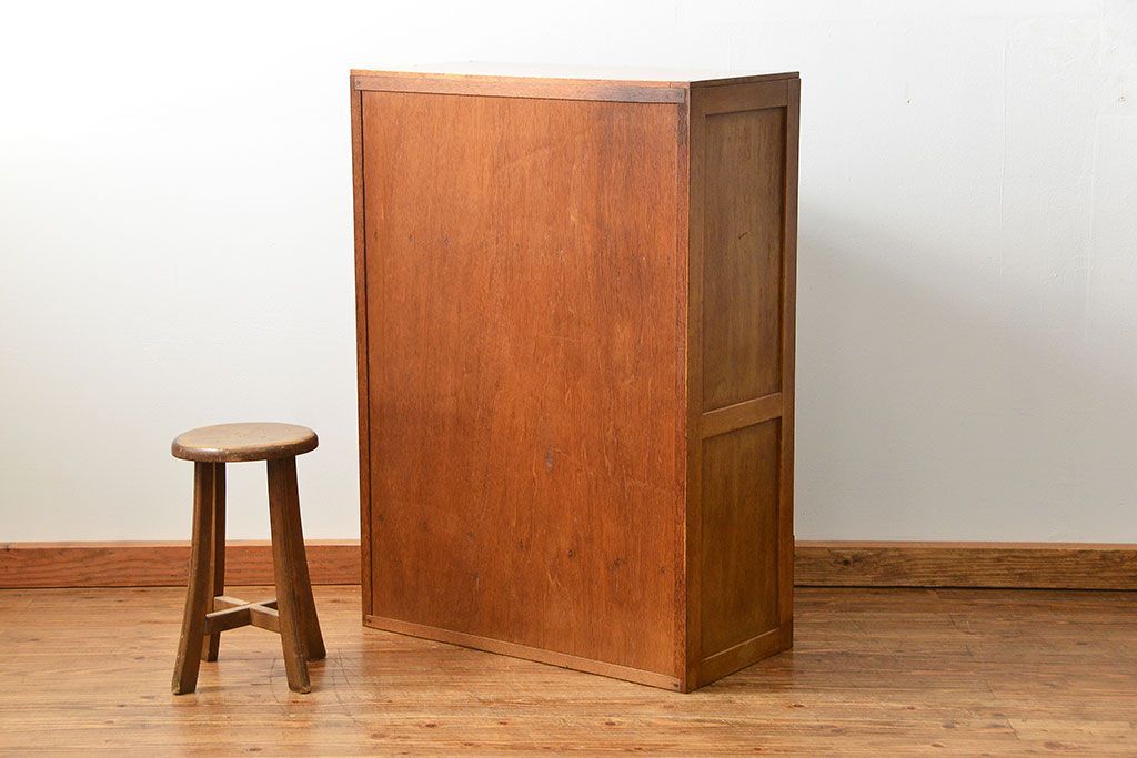 レトロ家具　アンティーク レトロなデザインの小振りな食器棚(収納棚、キャビネット)