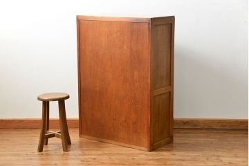 レトロ家具　アンティーク レトロなデザインの小振りな食器棚(収納棚、キャビネット)