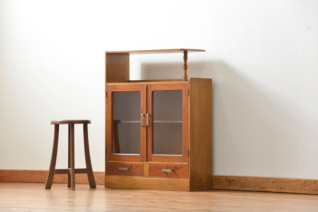 レトロ家具　アンティーク レトロなデザインの小振りな本箱(収納棚、ブックケース)