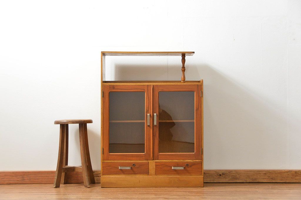 レトロ家具　アンティーク レトロなデザインの小振りな本箱(収納棚、ブックケース)