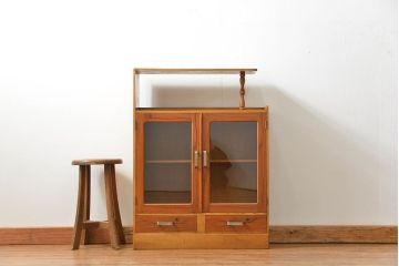 レトロ家具　アンティーク レトロなデザインの小振りな本箱(収納棚、ブックケース)