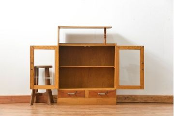 レトロ家具　アンティーク レトロなデザインの小振りな本箱(収納棚、ブックケース)