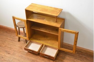 レトロ家具　アンティーク レトロなデザインの小振りな本箱(収納棚、ブックケース)