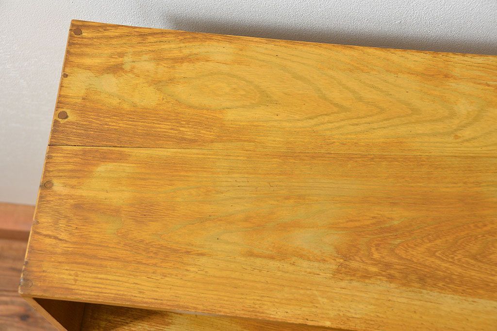 レトロ家具　アンティーク レトロなデザインの小振りな本箱(収納棚、ブックケース)