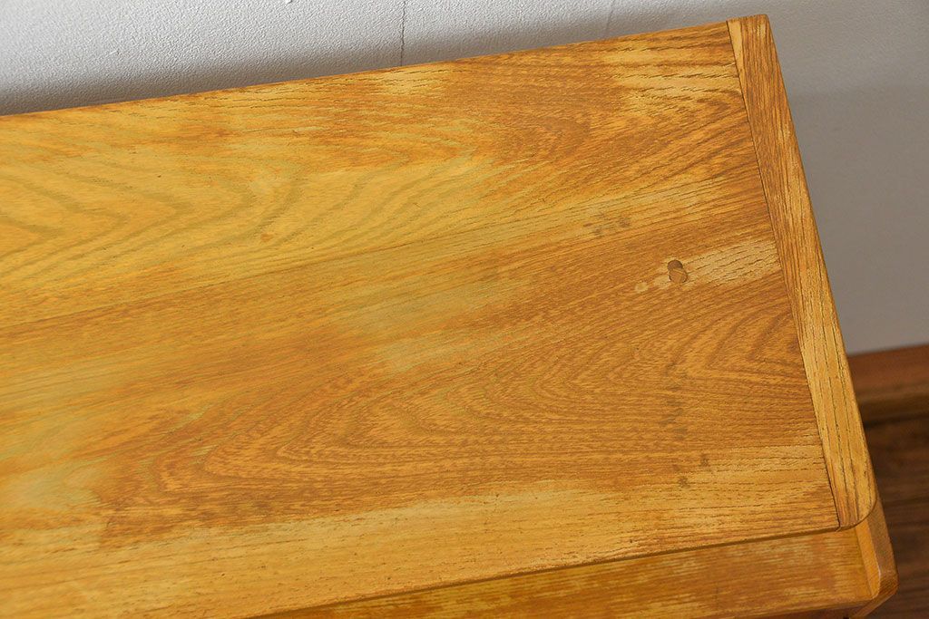 レトロ家具　アンティーク レトロなデザインの小振りな本箱(収納棚、ブックケース)