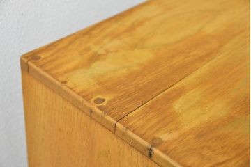 レトロ家具　アンティーク レトロなデザインの小振りな本箱(収納棚、ブックケース)