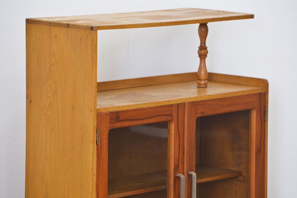 レトロ家具　アンティーク レトロなデザインの小振りな本箱(収納棚、ブックケース)