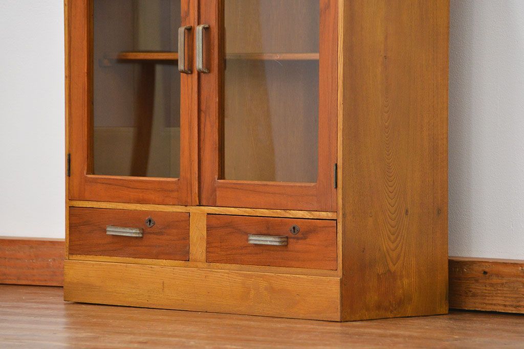 レトロ家具　アンティーク レトロなデザインの小振りな本箱(収納棚、ブックケース)