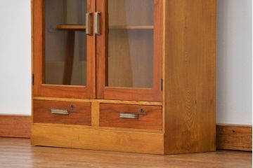 レトロ家具　アンティーク レトロなデザインの小振りな本箱(収納棚、ブックケース)