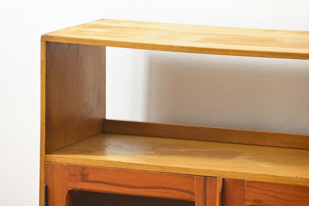 レトロ家具　アンティーク レトロなデザインの小振りな本箱(収納棚、ブックケース)