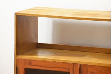 レトロ家具　アンティーク レトロなデザインの小振りな本箱(収納棚、ブックケース)