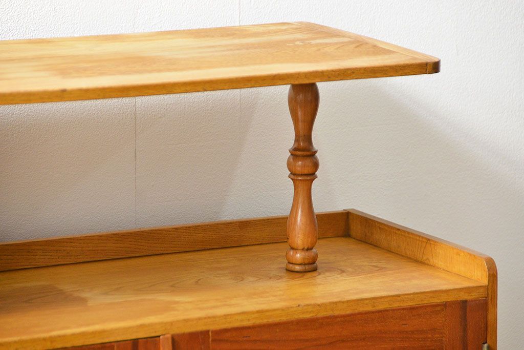 レトロ家具　アンティーク レトロなデザインの小振りな本箱(収納棚、ブックケース)