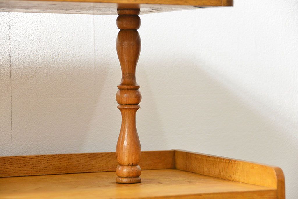 レトロ家具　アンティーク レトロなデザインの小振りな本箱(収納棚、ブックケース)