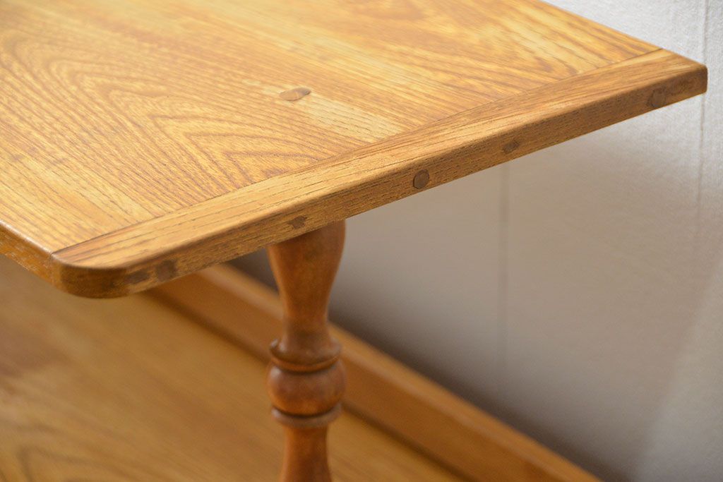 レトロ家具　アンティーク レトロなデザインの小振りな本箱(収納棚、ブックケース)