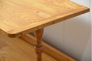 レトロ家具　アンティーク レトロなデザインの小振りな本箱(収納棚、ブックケース)