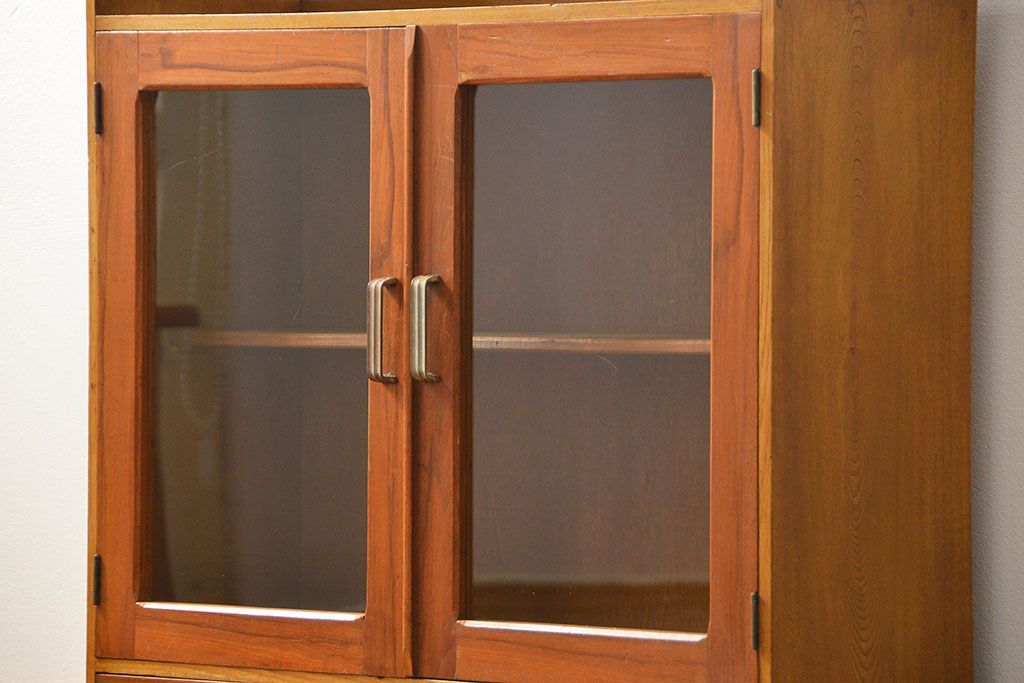 レトロ家具　アンティーク レトロなデザインの小振りな本箱(収納棚、ブックケース)