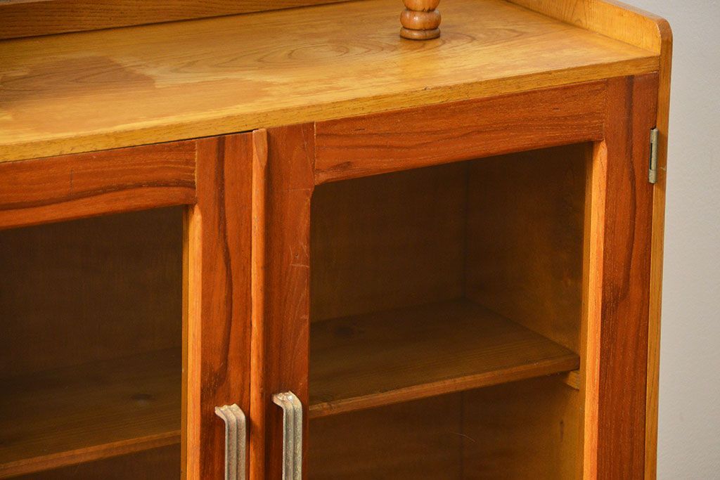 レトロ家具　アンティーク レトロなデザインの小振りな本箱(収納棚、ブックケース)