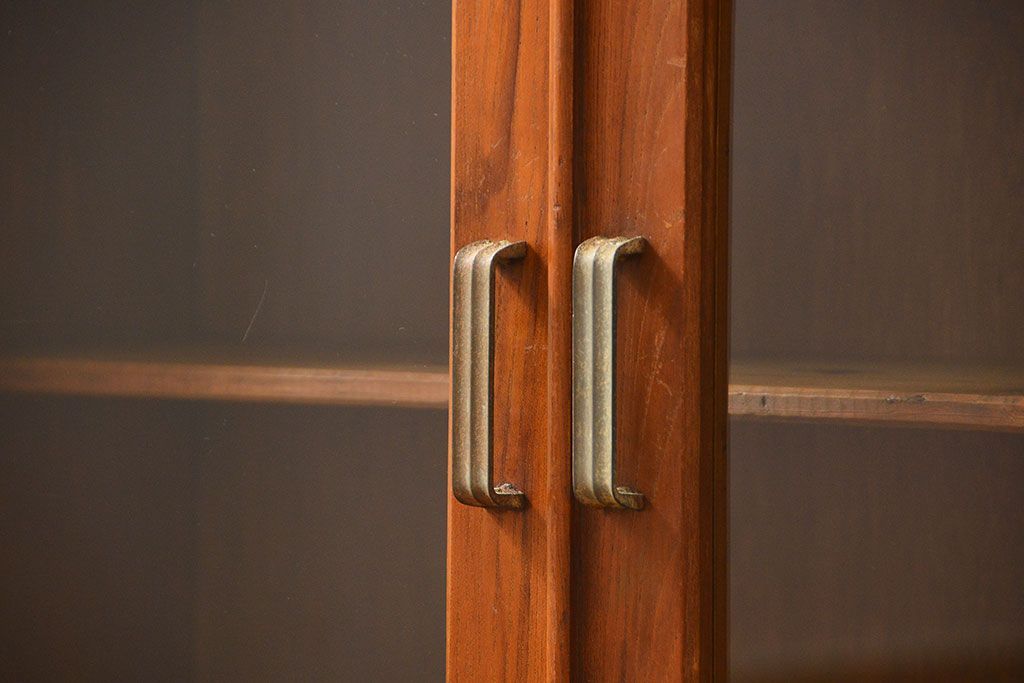 レトロ家具　アンティーク レトロなデザインの小振りな本箱(収納棚、ブックケース)